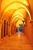 В коридорах замка — чарующий ритм готических сводов.