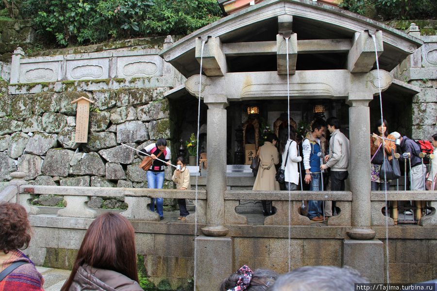 Источник в Храме Чистой Воды. Старожилы Киото говорят, что построили этот павильон и придумали легенду про три чудодейственных свойства исключительно для туристов, а сам первоИстчник находится выше перед лестницей. Киото, Япония