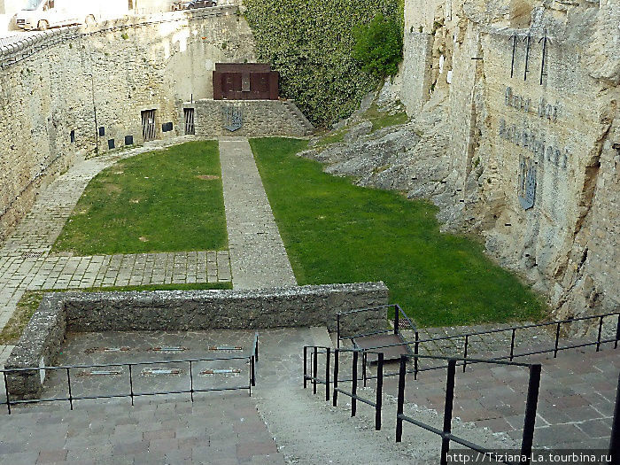 Древний амфитеатр и внизу помост для мишеней, это тир Древний амфитеатр и внизу помост для мишеней, это тир