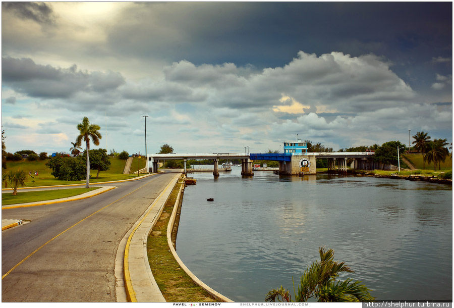 А вот и главный КПП, он же единственный въезд на территорию Варадеро на автомобиле. А вот и главный КПП, он же единственный въезд на территорию Варадеро на автомобиле.