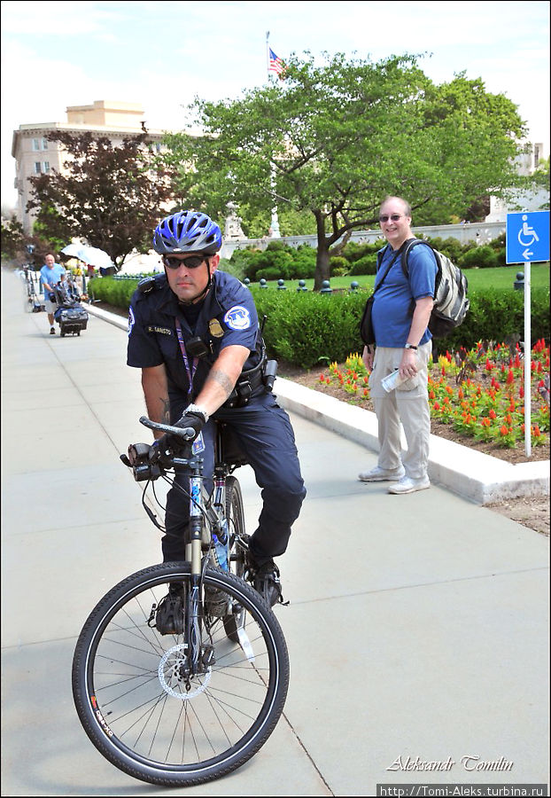 Страж порядка на велосипеде. Удивительно, что он позволил мне себя сфотографировать. Другой коп, охраняющий один из входов в здание Капитолия, увидев, что я его снимаю, подозвал меня и заставил стереть кадр...
* Вашингтон, CША Страж порядка на велосипеде. Удивительно, что он позволил мне себя сфотографировать. Другой коп, охраняющий один из входов в здание Капитолия, увидев, что я его снимаю, подозвал меня и заставил стереть кадр...
* Вашингтон, CША