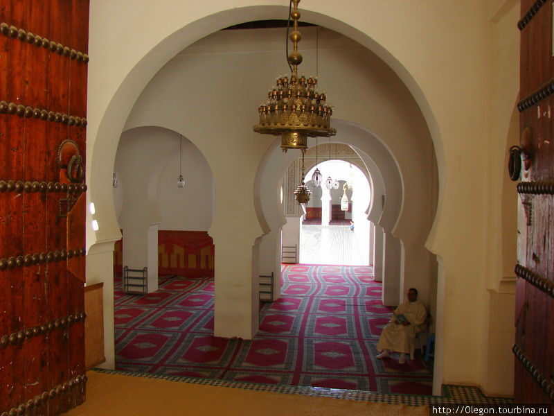 При входе в мечеть Фес, Марокко