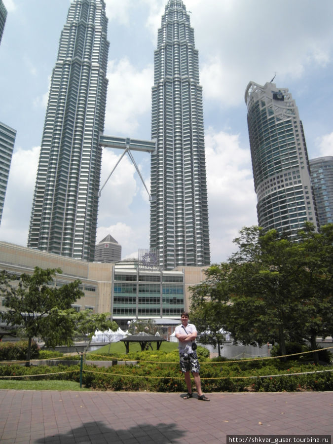 На фоне Петроносов Куала-Лумпур, Малайзия