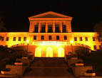 Ночная подсветка превращает здание во дворец!