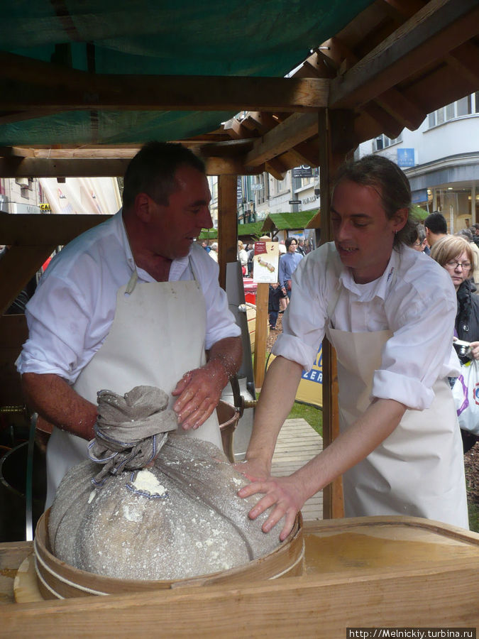 Ярмарка в центре Люксембурга Люксембург, Люксембург Ярмарка в центре Люксембурга Люксембург, Люксембург