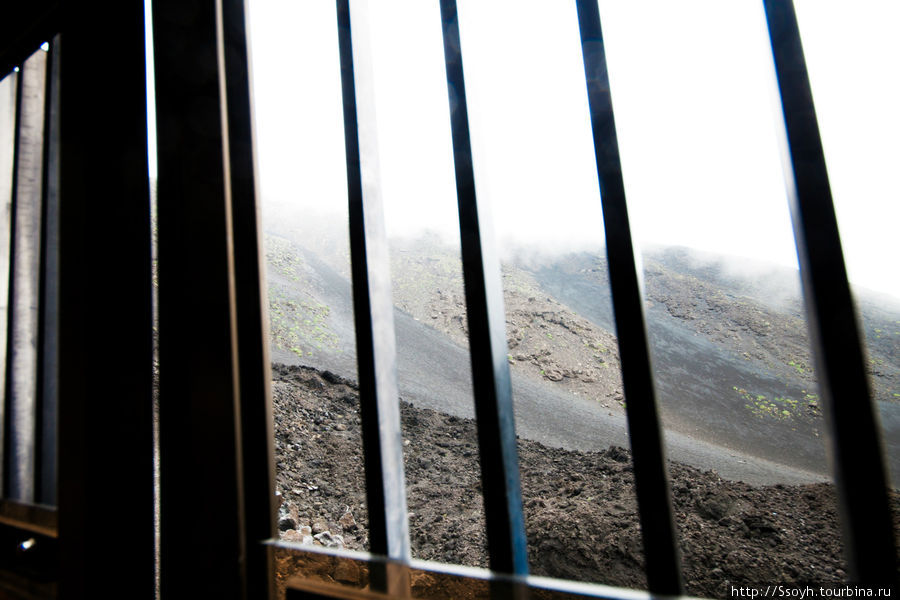 Когда поднимаешься наверх, наступает полная тишина. И в этой полной тишине ты поднимаешься сквозь белые облака, под тобой черный песок и покрытый черной пылью снег. Завораживает. Вулкан Этна Национальный Парк (3350м), Италия