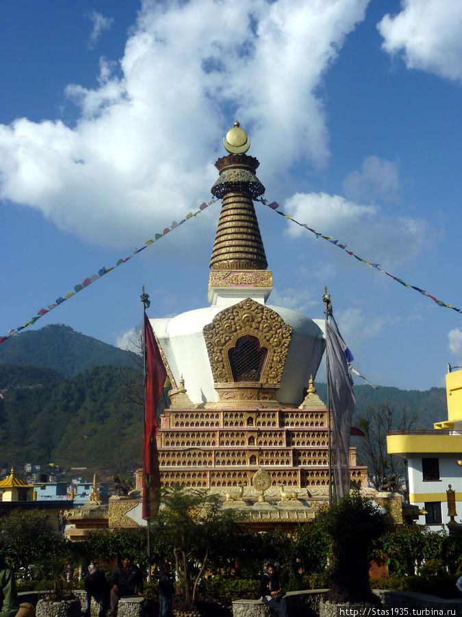 Катманду. Храмовый комплекс Сваямбунатх. Святилище на территории храмового комплекса. Классическая тибетская ступа-чортен. Катманду, Непал