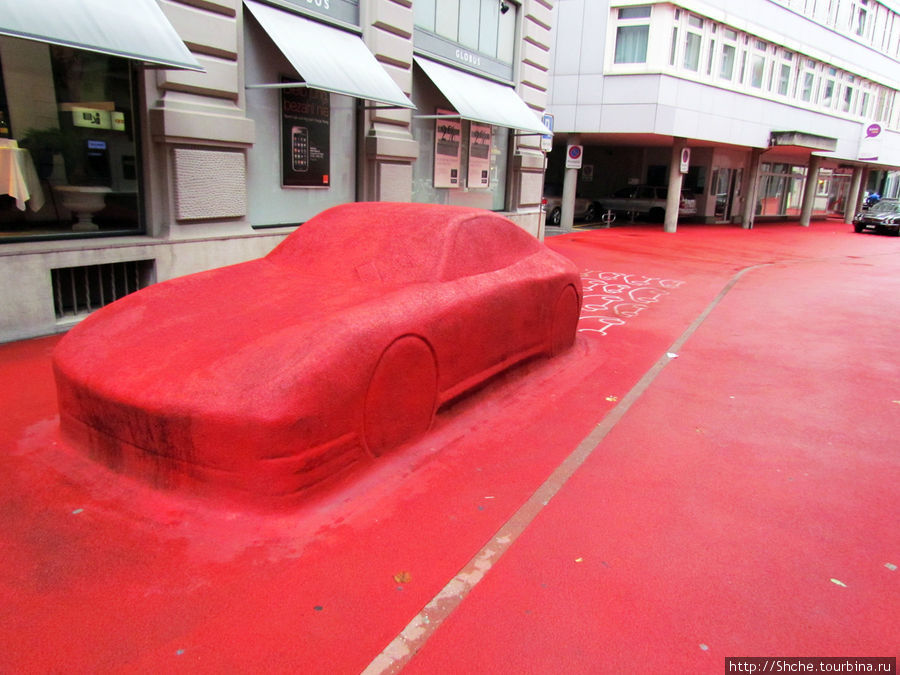 А в конце площади этим же полимером был залит автомобиль, конечно же муляж, как подумает каждый здравый человек. Санкт-Галлен, Швейцария