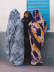Традиционная одежда жительниц юга Марокко — накидка из легкой ткани с пестрым рисунком. Сиди Ифни
