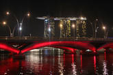 В Сингапуре очень продумана ночная подсветка архитектурно-культурных объектов.