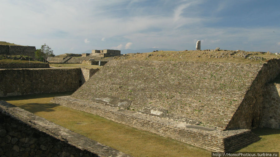 Монте-Альбан, поле для игры в мяч Монте-Альбан, поле для игры в мяч