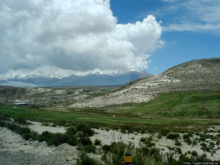 Гряда вулканов — спящий вулкан Ампато высотой 6288 м, спящий Невадо Хуалка Хуалка 6025 м. на севере и активный конический вулкан Сабансай 5976 м в центре гряды.- под вуалью облаков Гряда вулканов — спящий вулкан Ампато высотой 6288 м, спящий Невадо Хуалка Хуалка 6025 м. на севере и активный конический вулкан Сабансай 5976 м в центре гряды.- под вуалью облаков