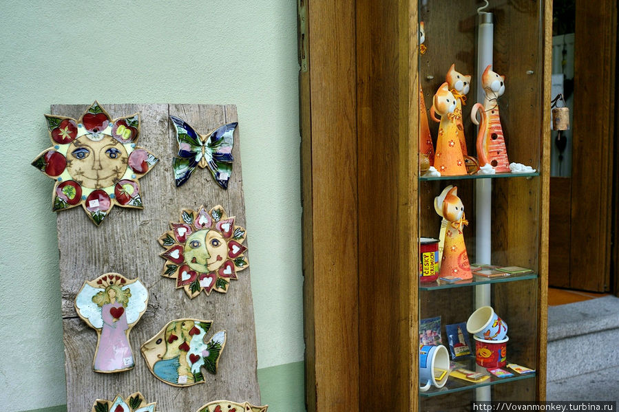 Сувенирная лавка напротив магазина Kooh-I-Noor Чешский Крумлов, Чехия