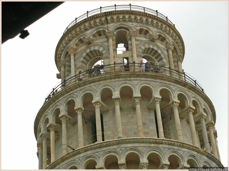 Верхняя площадка башни почти не имеет наклона, так как башня начала падать еще в начале строительства — ее стали сразу же стали и выпрямлять. Пиза, Италия