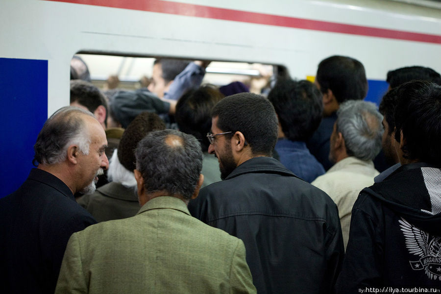 Люди стоят прямо у края платформы, иначе в вагон не попасть, стоит немного тойти, как кто-нибудь обязательно встанет перед тобой. Тегеран, Иран