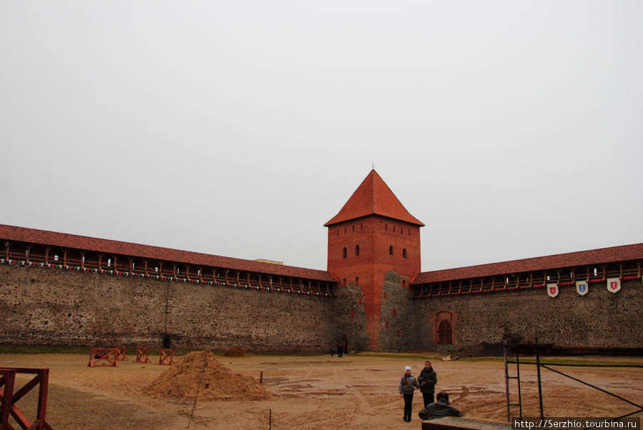 Поле внутри замка, где когда-то проходили конкурсы рыцарей Лида, Беларусь