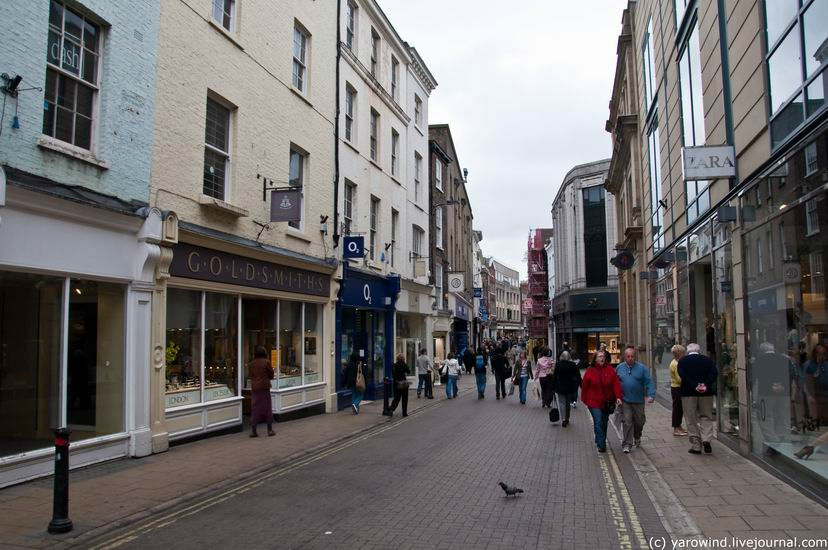 В Старом городе большинство улиц пешеходные – туристов много, а они узкие. Йорк, Великобритания
