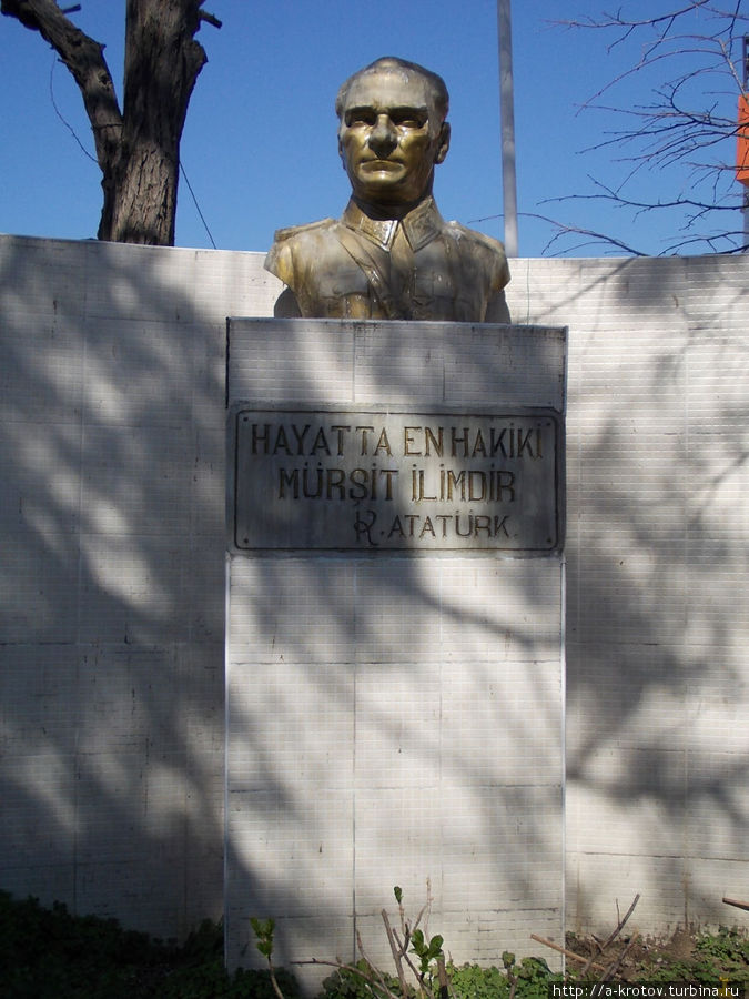 Rumelifeneri, как и любой населённый пункт в Турции, содержит памятник (бюст) Ататюрка Стамбул, Турция