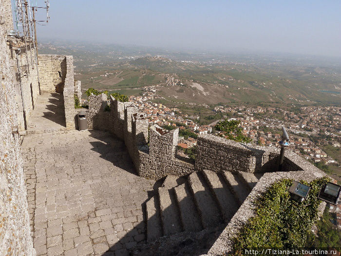 Фрагмент крепостной стены с видом на жилые кварталы внизу Фрагмент крепостной стены с видом на жилые кварталы внизу