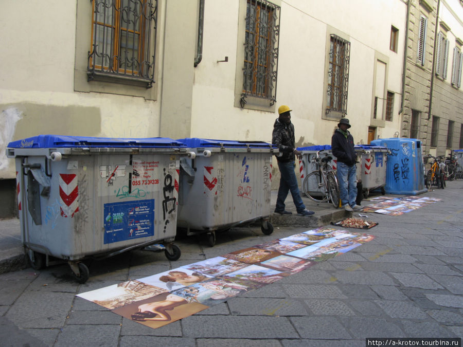 На улицах старой Флоренции можно встретить многочисленных продавцов разных картинок и вещей. Флоренция, Италия
