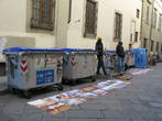На улицах старой Флоренции можно встретить многочисленных продавцов разных картинок и вещей.
