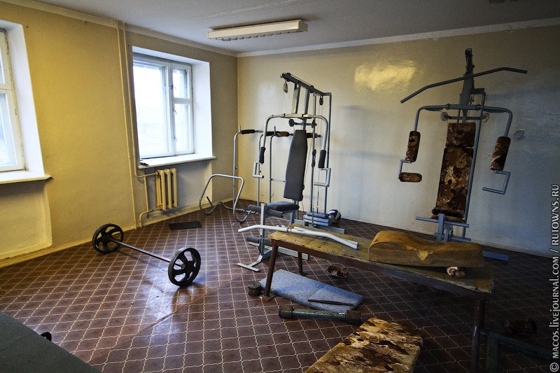 Сделали они и небольшую качалку: тоже сами, из подручных средств. Камские Поляны, Россия Сделали они и небольшую качалку: тоже сами, из подручных средств. Камские Поляны, Россия