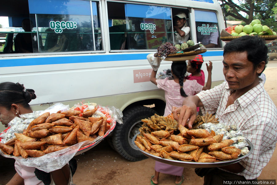 Торговцы сразу же набрасываются на пассажиров Штат Шан, Мьянма
