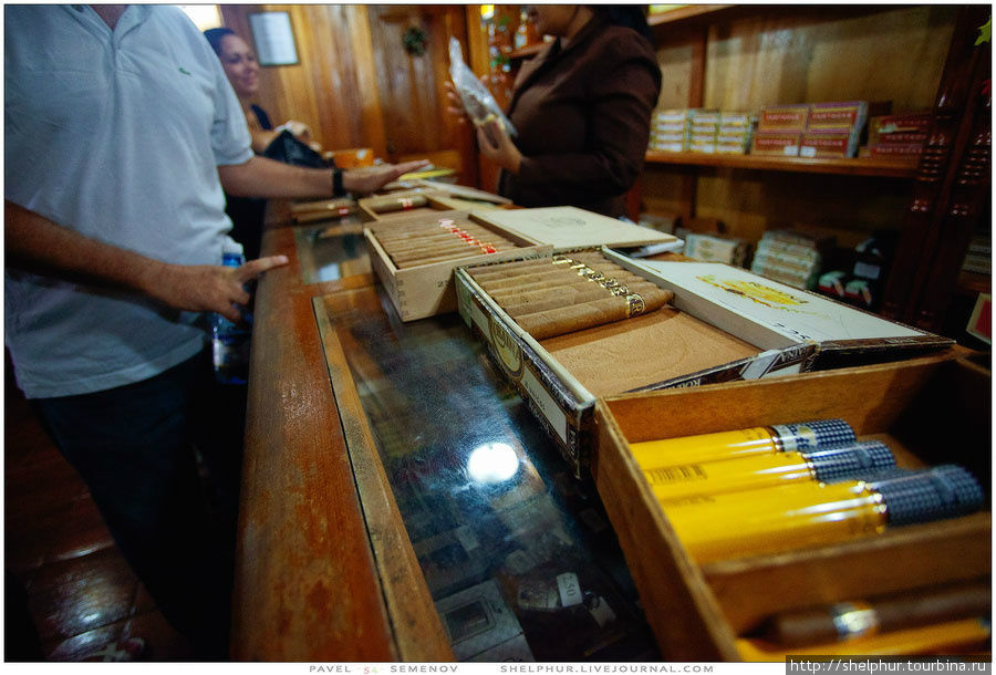 Истинные ценители сигар знают, что кубинские сигары являются воплощением стильности и элегантности. Ведь именно кубинские сигары, по признанию знаменитых афисионадо, обладают лучшим вкусом и изысканнейшим ароматом. Кубинские сигары, по праву являются самыми дорогими, поскольку кубинские сигары — это природный эксклюзив, который невозможно скопировать. Можно повторить форму, технологию производства кубинских сигар, однако, невозможно повторить вкуса и аромата, закладываемых в кубинские сигары самой природой. Кубинские сигары — это сигары, произведенные на Кубе из табака, выращенного на кубинской земле. Гавана, Куба