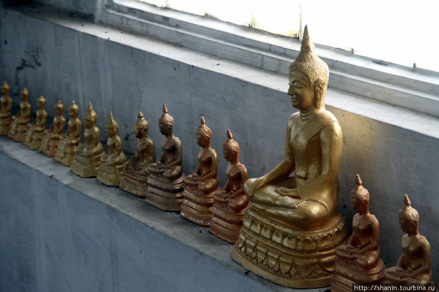Пагода Мира - золотая ступа с храмом внутри Луанг-Прабанг, Лаос