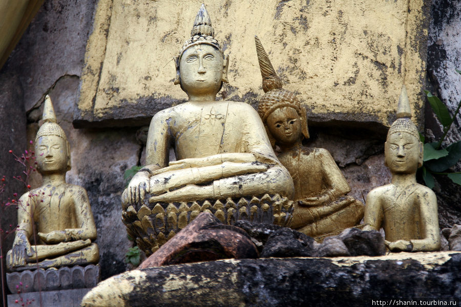 Маленькие Будды у ног большого Будды Провинция Сиенгкхуанг, Лаос