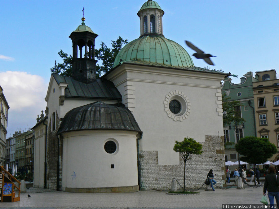 Костел Св.Войцеха — самое старое здание на площади. Костел Св.Войцеха — самое старое здание на площади.