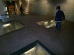 на полу под стеклом показаны разные погребения: мужчин-воинов с оружием, женщин с украшениями, пожилых людей