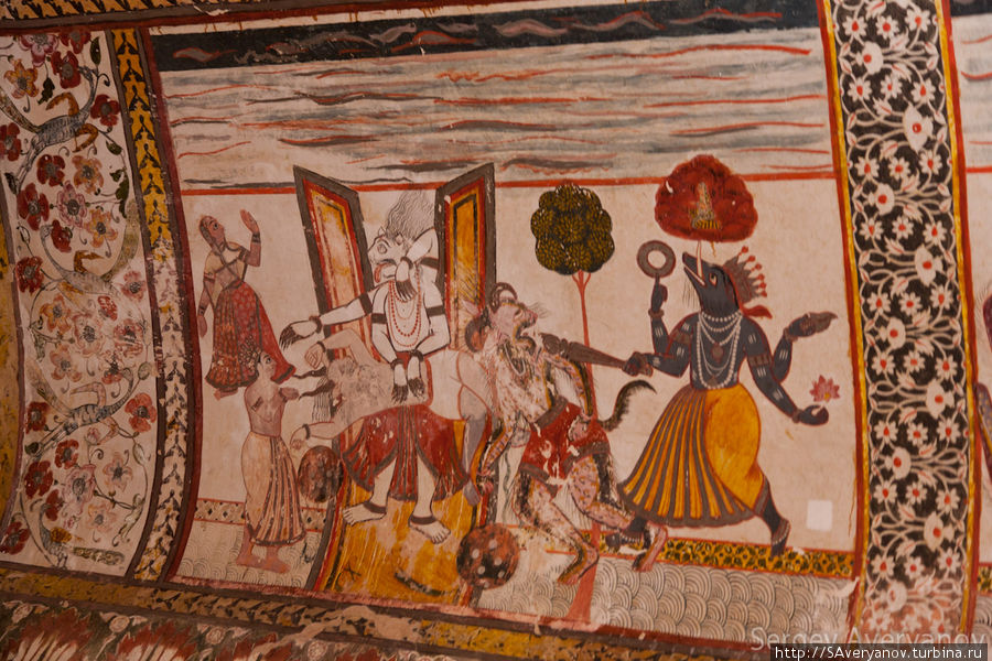 Дворец Радж Махал, изображения инкарнаций Вишну в виде вепря, сражающегося с демоном Хираньякшей и человекольва Нарасимхи, убивающего демона Хираньякашипу Гвалиор, Индия