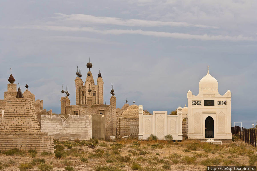 Обычное казахское кладбище Казахстан