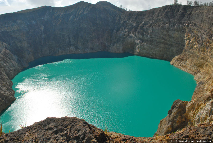 Флорес, три озера на вершине вулкана Остров Флорес, Индонезия