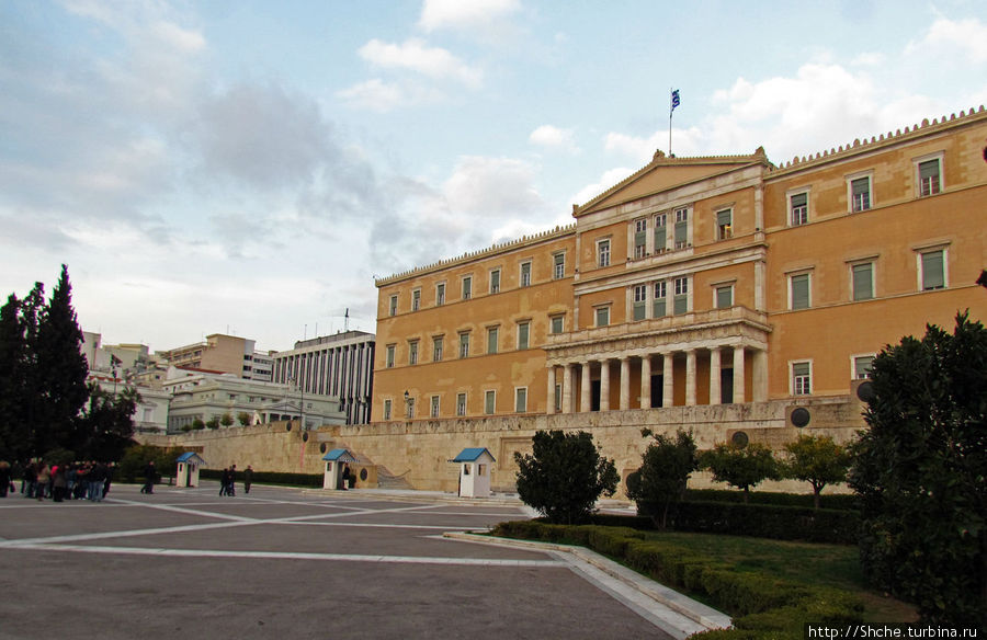А вот и Парламент, где походят постоянные манифестации (сегодня ходили иранцы, че кричали не поняли, но явно не футбольные кричалки) Афины, Греция