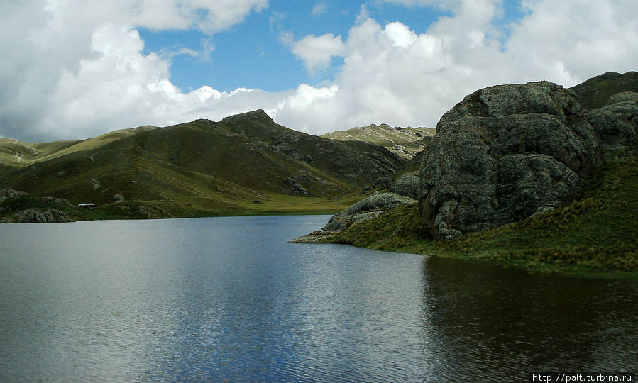 Горная лагуна на оглушительной высоте Горная лагуна на оглушительной высоте