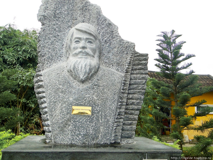 Памятник Казимержу Квятковскому. Кстати, Хойан стал первым местом во Вьетнаме, где появилось христианство Хойан, Вьетнам