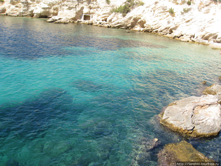 В этом закутке справа внизу дикий пляж Остров Ибица, Испания