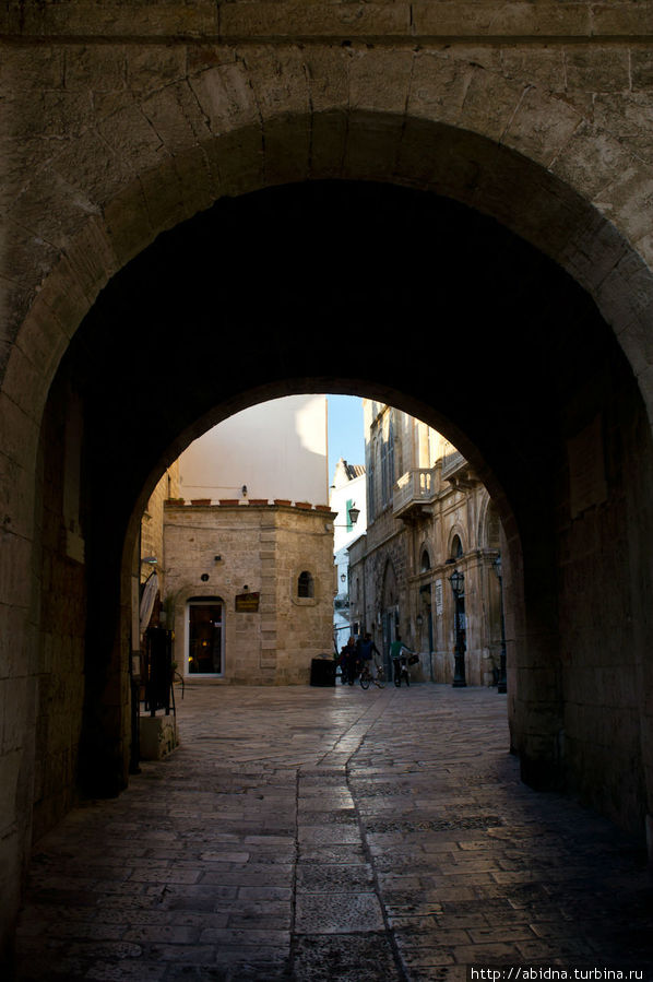 Вход в Старый город Полиньяно-а-Маре, Италия