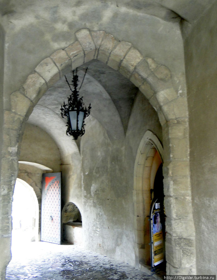 Проходные ворота — это длинный проход через арки Кршивоклат, Чехия