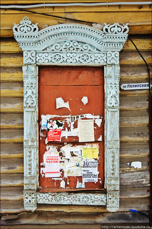 Наличники пережили Ленина, но по-прежнему остались на улице, названной именем вождя революции. Ростов, Россия