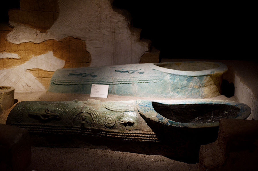 Последняя фотография саркофагов. Увы, не могу идентифицировать. Снято рядом с экспозицией из Пальмиры и Баальбека. Последняя фотография саркофагов. Увы, не могу идентифицировать. Снято рядом с экспозицией из Пальмиры и Баальбека.