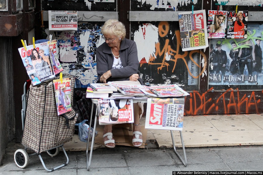 Продавщица газет. Сараево, Босния и Герцеговина