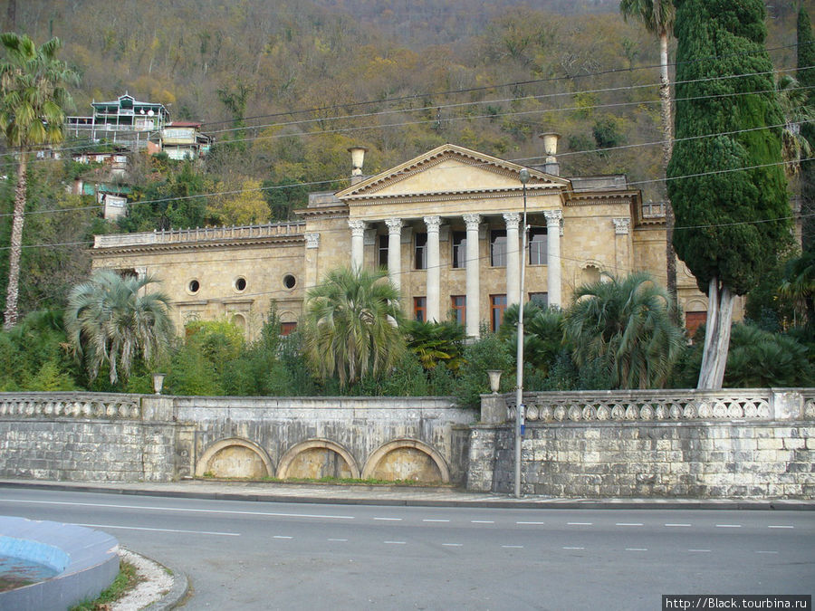 Дом Культуры у Колоннады Гагра, Абхазия