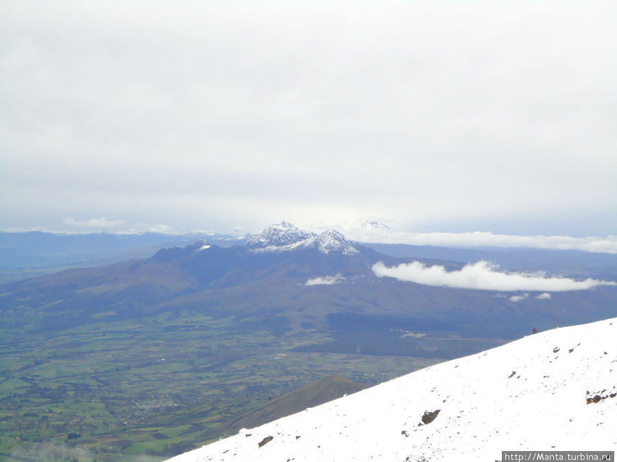 Вдалеке за этими скалками, если присмотреться, белая вершина вулкана Каямбе. Мачачи, Эквадор