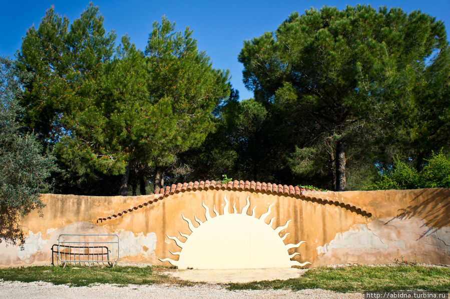 И опять солнце! За забором — земли брата Альбано, где тот построил аквапарк Апулия, Италия