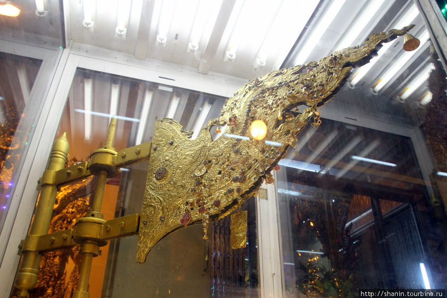 Ночью в пагоде Монива, Мьянма Ночью в пагоде Монива, Мьянма