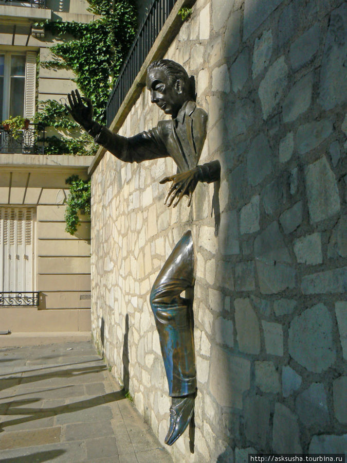 Человек, проходящий сквозь стену. Эта забавная скульптура выполнена по одной из повестей Эме и подаренная Монмартру знаменитым киноактёром Жаном Марэ. Париж, Франция