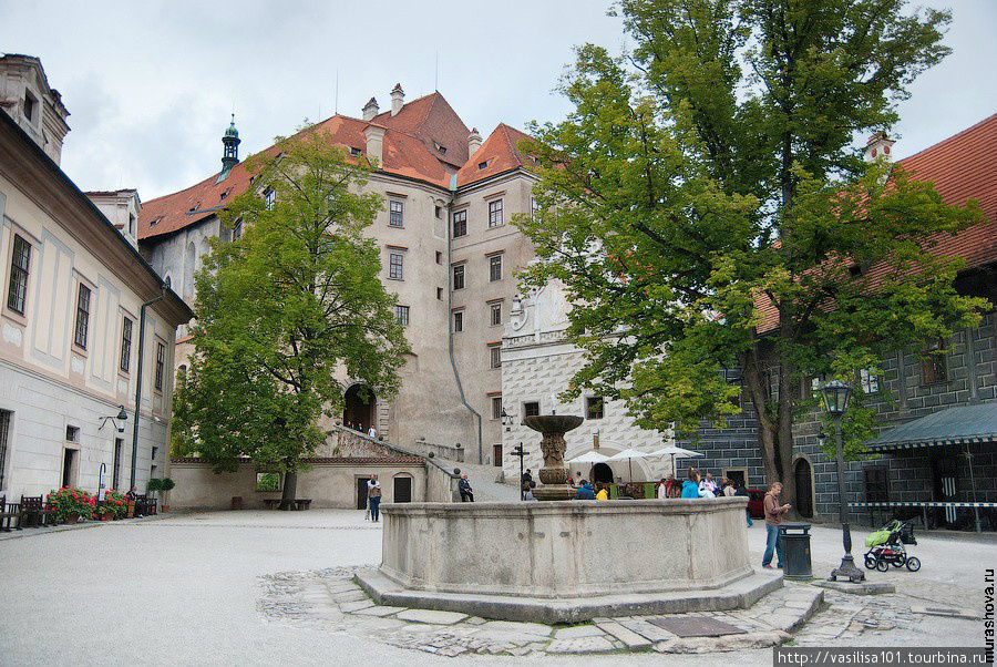 Внутри замка, двор с фонтаном Чешский Крумлов, Чехия